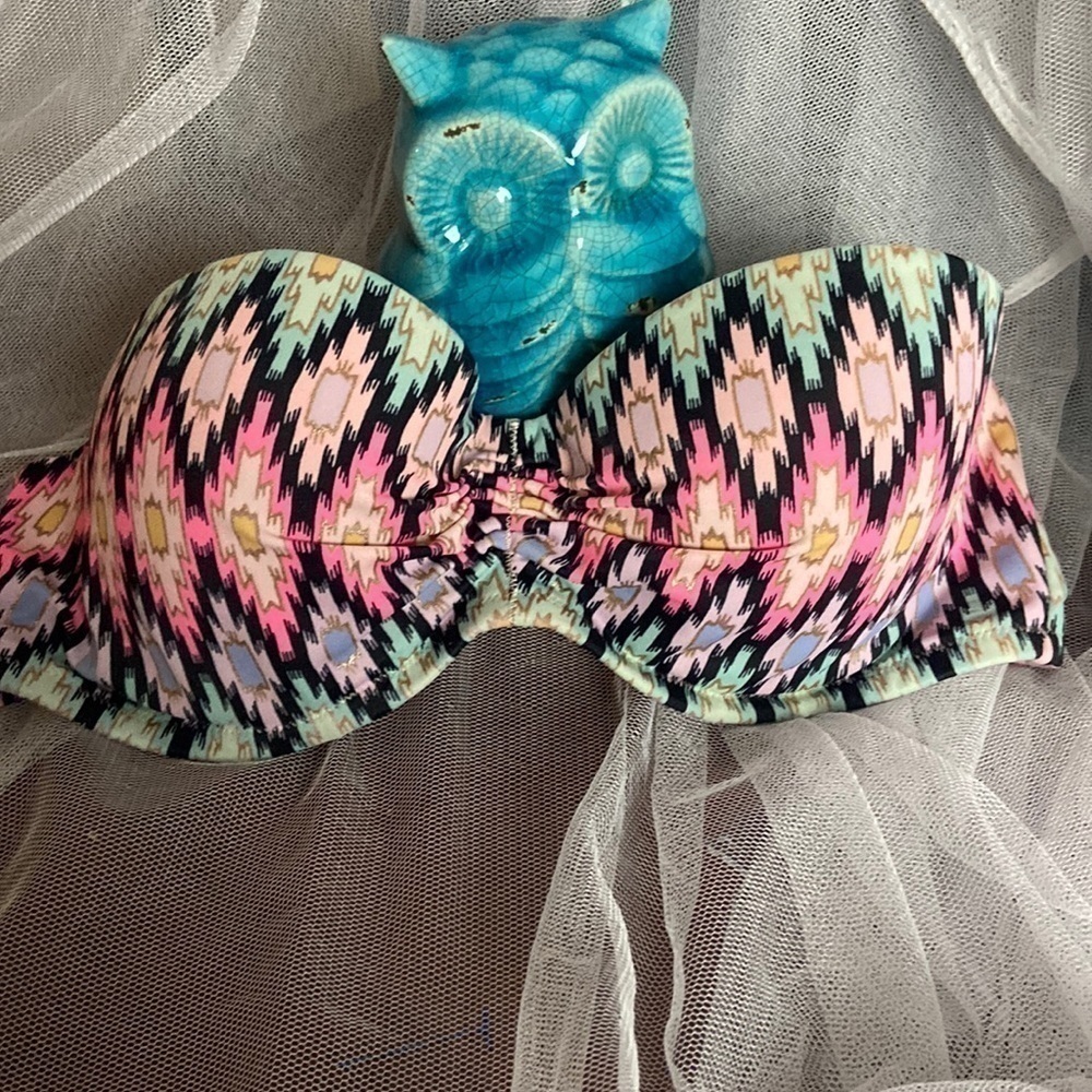Host Pick 💕🎉Victoria Secrets Aztec Print Underwire 32C bikini top